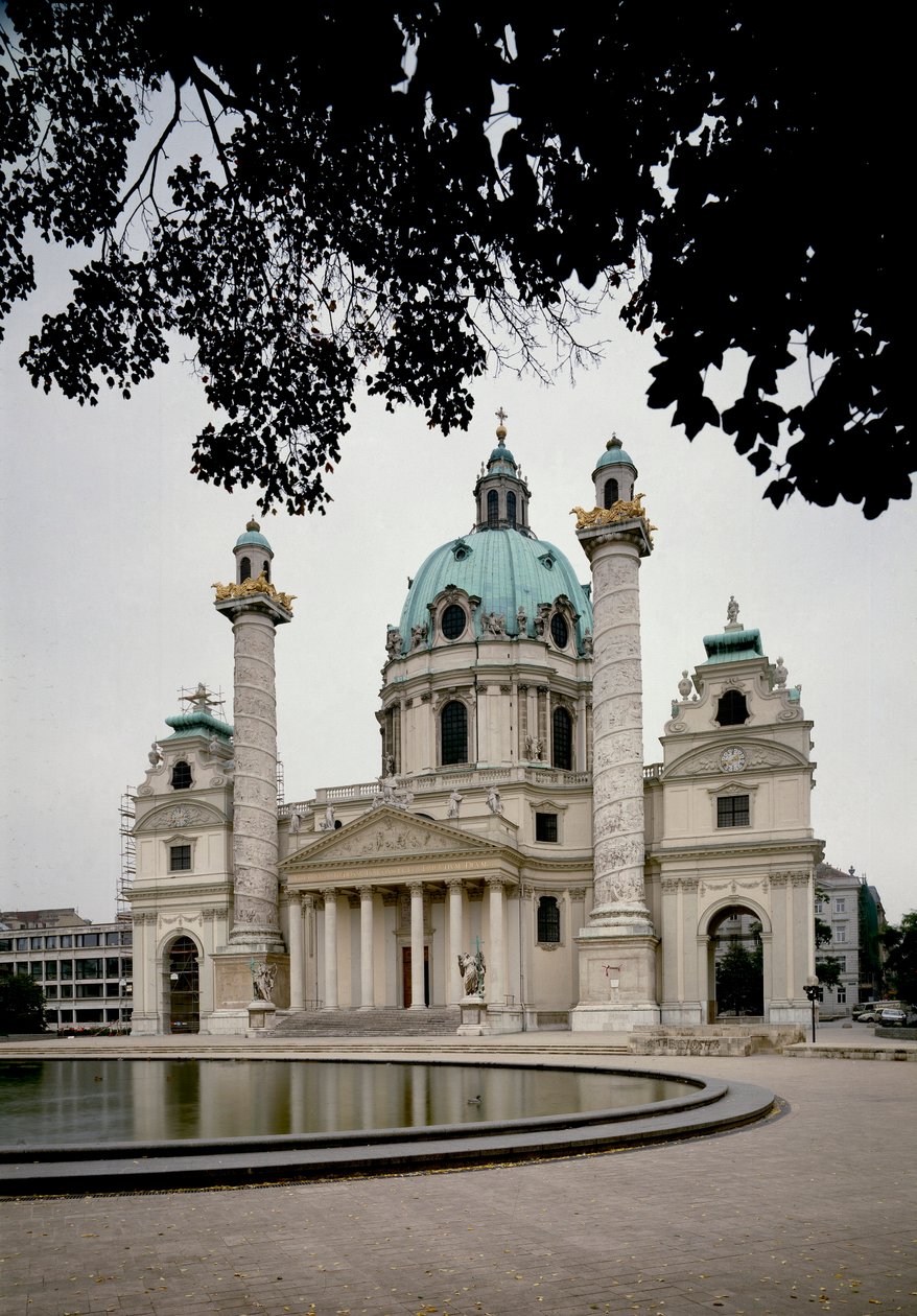 Vista da Karlskirche ou igreja de São Carlos Borromeo iniciada pelo arquitecto Johann Bernhard Fischer von Erlach (1656-1723) e terminada pelo seu filho Joseph Emanuel. Viena, Áustria de Johann and Joseph  Fischer von Erlach