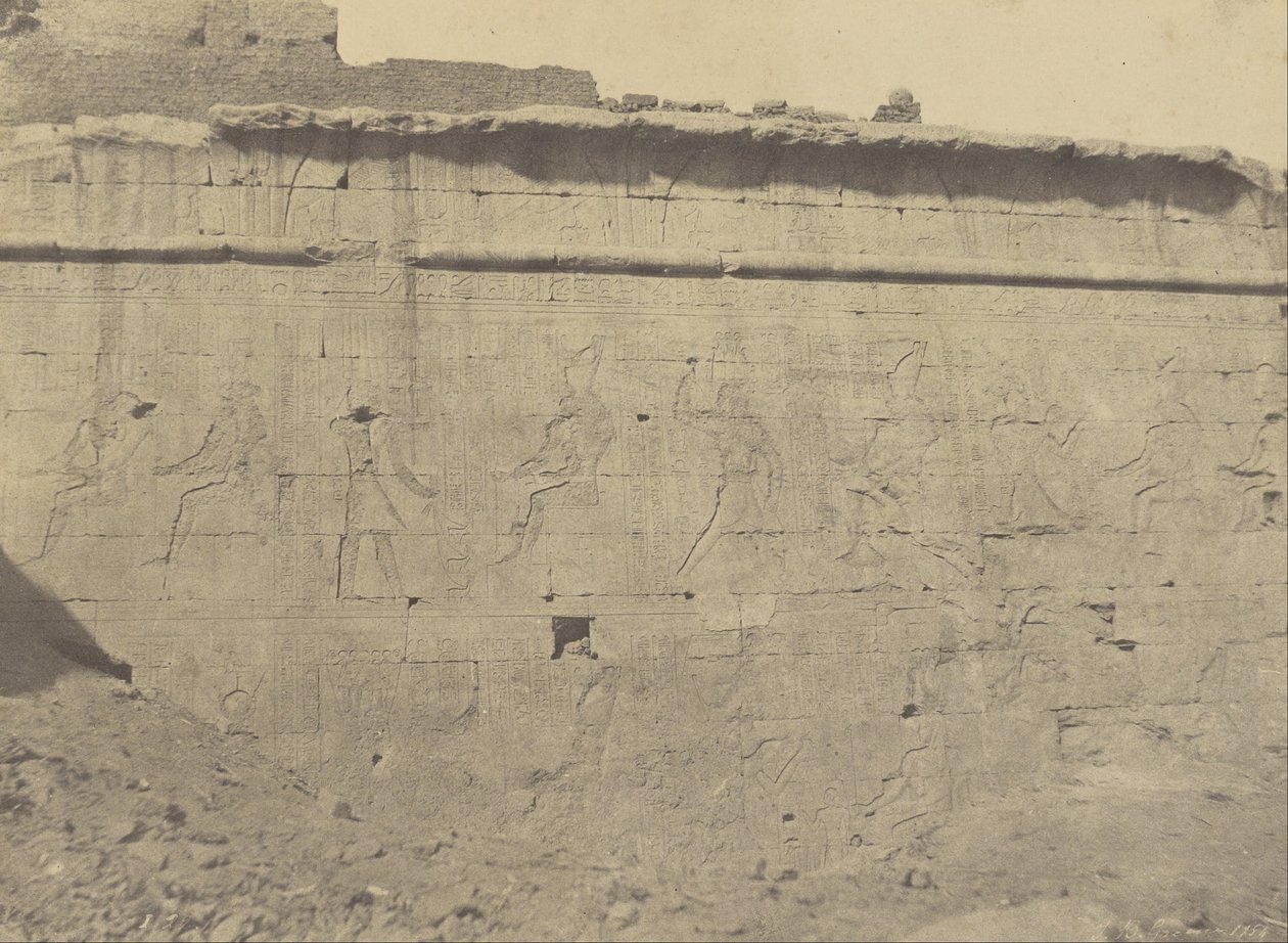 (Edfu, esculturas e inscrições da fachada oriental da parede do recinto) de John Beasly Greene