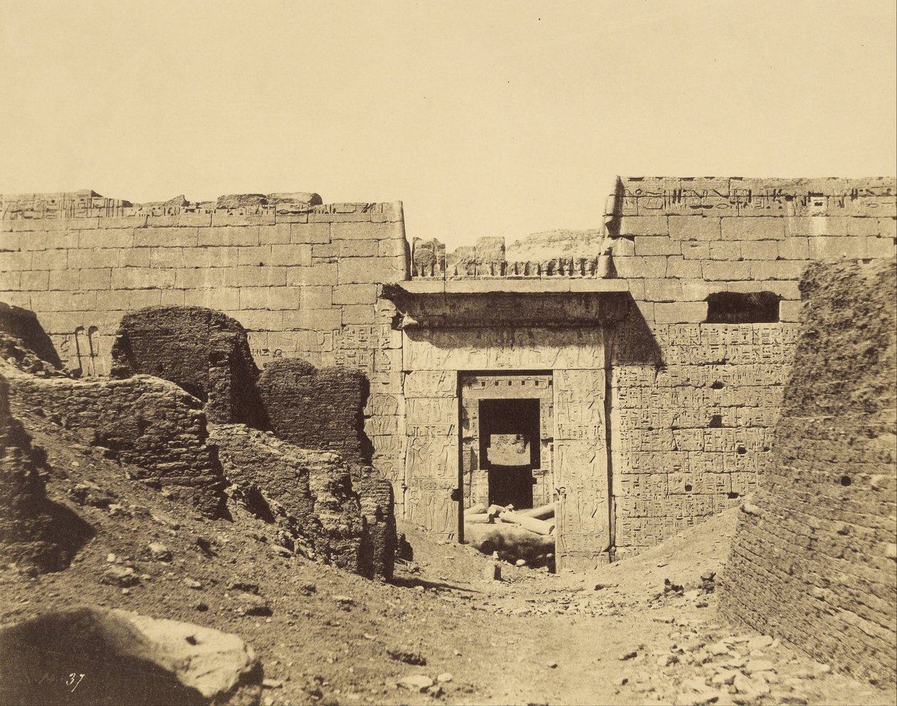 (Medinet-Habou, Palácio de Ramsés Meïamoun, entrada do segundo tribunal) de John Beasly Greene