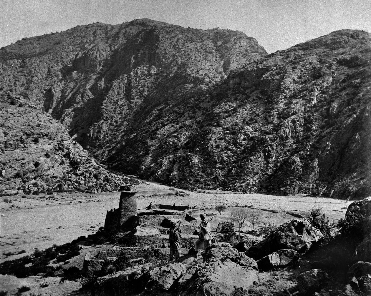 Um forte com homens armados em primeiro plano, 1878-79 de John Burke