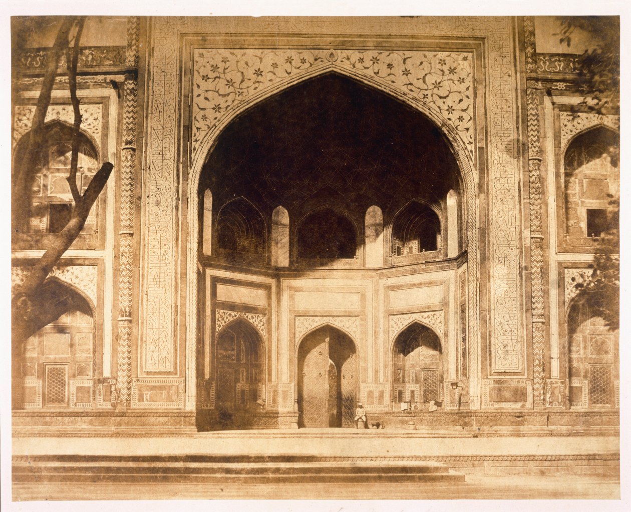 Fora do Taj Mahal, provavelmente ilustrado em &39;Visões fotográficas em Agra e sua vizinhança&39;, 1858 (fotografia sépia) de John Murray