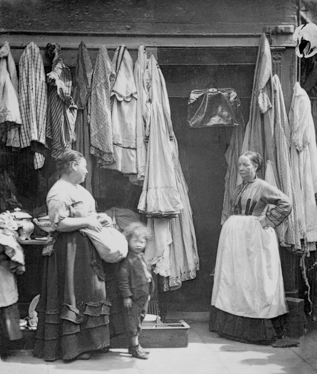 Uma antiga loja de roupas, Seven Dials, de &39;Street Life in London&39;, 1877 de John Thomson