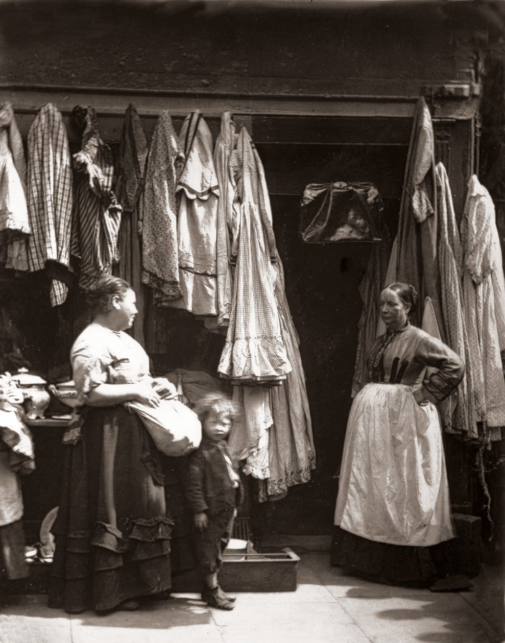 Uma antiga loja de roupas, Seven Dials, de &39;Street Life in London&39;, de J. Thomson e Adolphe Smith, 1877 de John Thomson