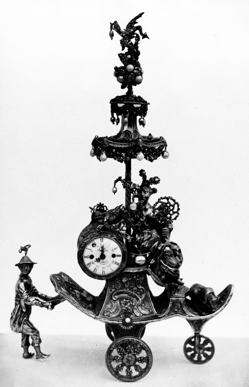 Autômato na forma de uma carruagem empurrada por um atendente chinês com um relógio, ilustração de &39;Uma Descrição das Obras de Arte que forma a Coleção de Alfred de Rothschild&39; de Charles D de John Thomson