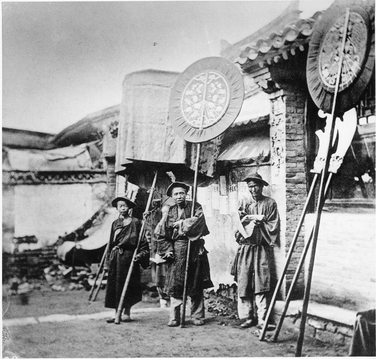 Bannermen em um Funeral Manchu, Pequim, c.1872 de John Thomson