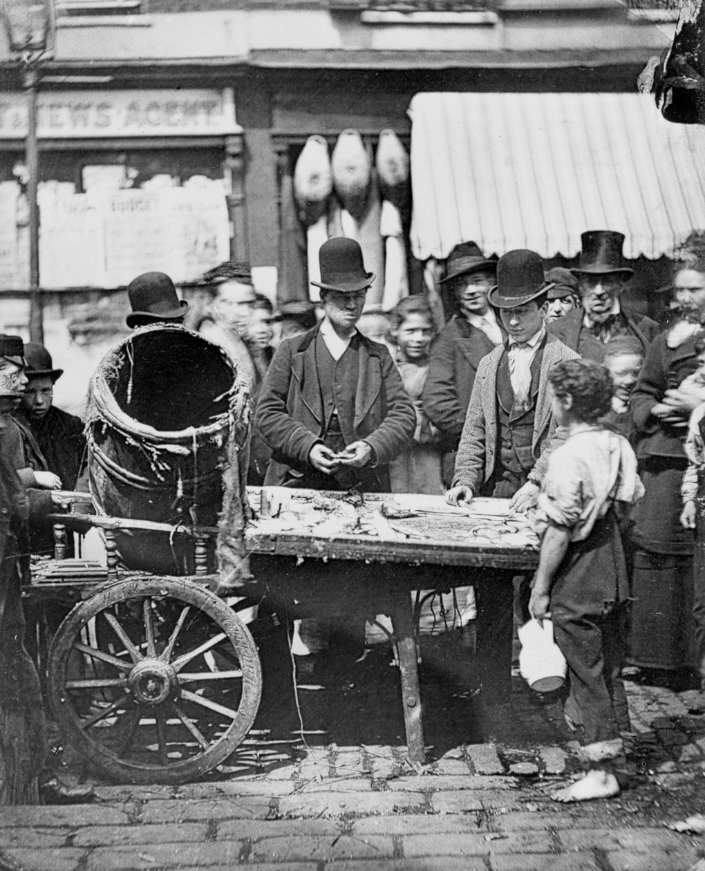Peixe barato de St. Giles, de &39;Street Life in London&39;, 1877 de John Thomson