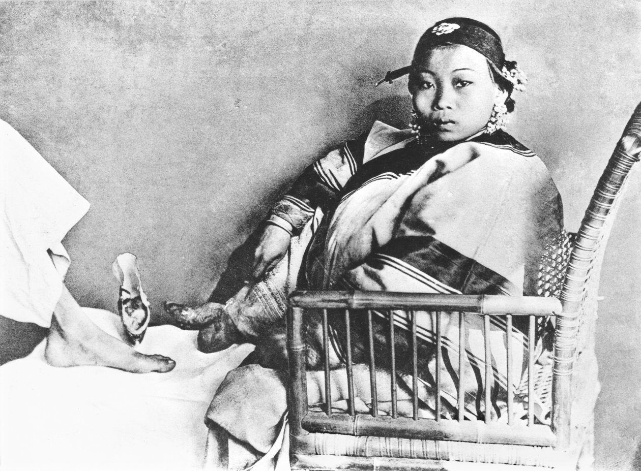 Mulher chinesa, mostrando, dela, descoberto, ligado, pé, perto, um, europeu, pé de John Thomson