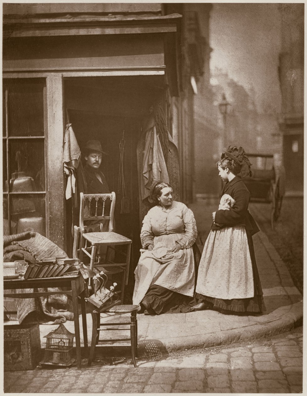 Móveis antigos, de &39;Street Life in London&39;, 1877-78 (woodburytype) de John Thomson