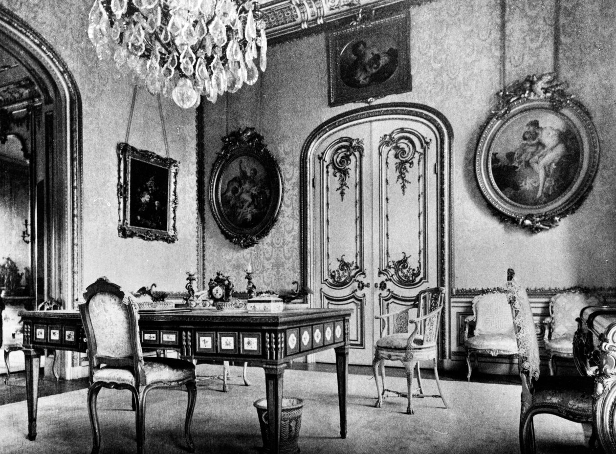 Uma das salas principais de Seamore Place, ilustração de "Uma descrição das obras de arte que formam a coleção de Alfred de Rothschild", de Charles Davis, publicada em 1884 de John Thomson