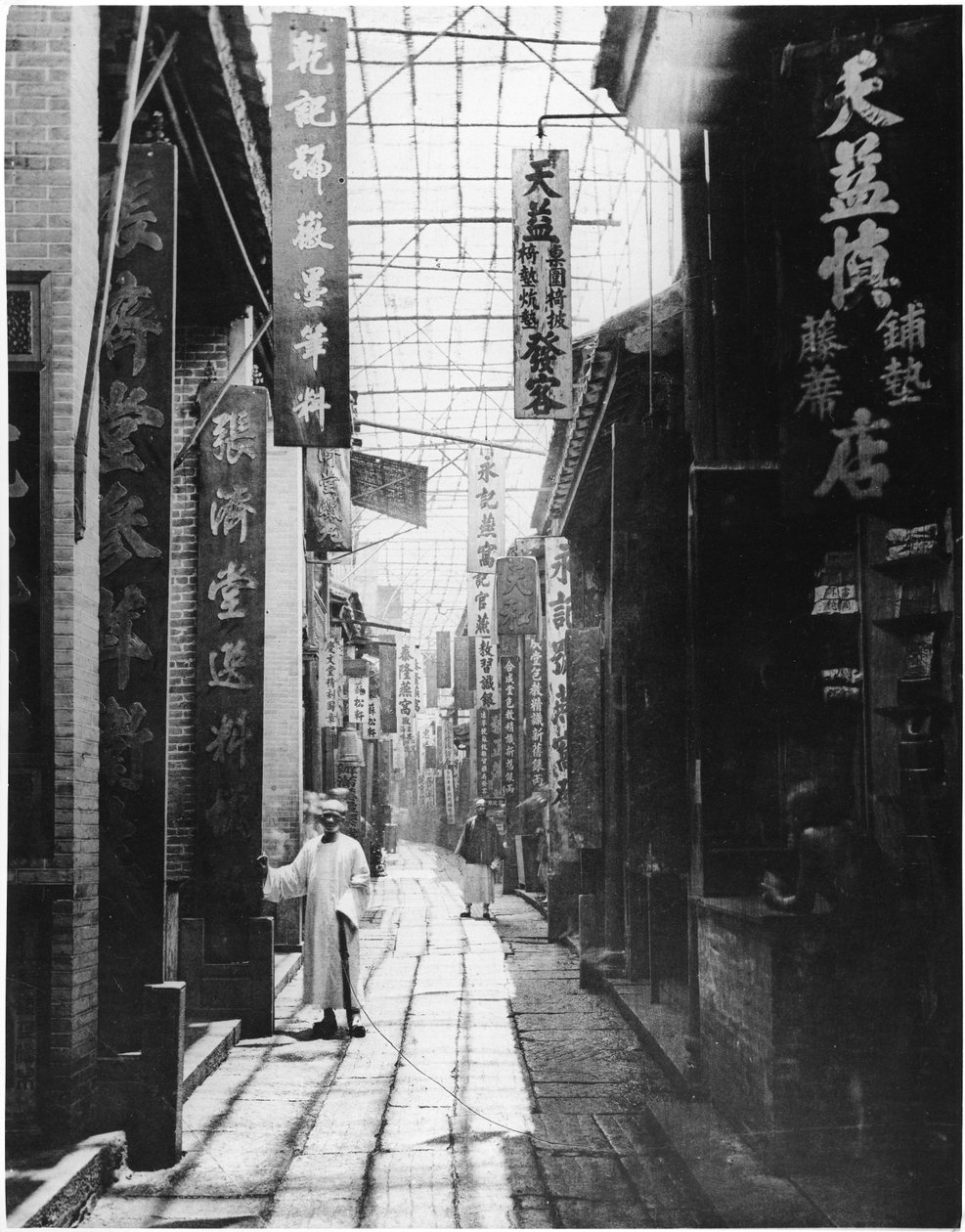 Rua Physic, Canton, c.1867-72 (fotografia em preto e branco) de John Thomson