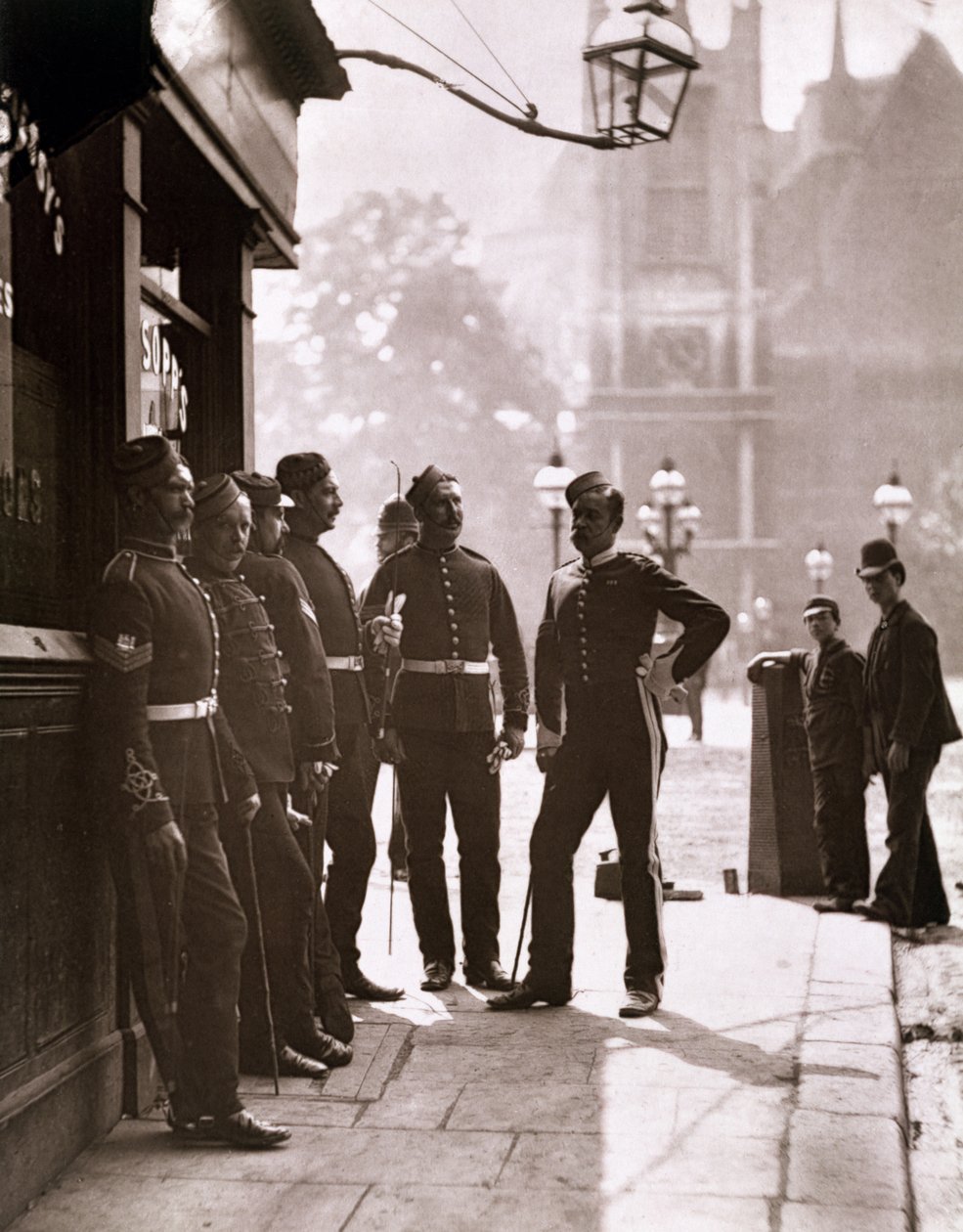 Recrutamento de sargentos em Westminster, 1876-77 (woodburytype) de John Thomson