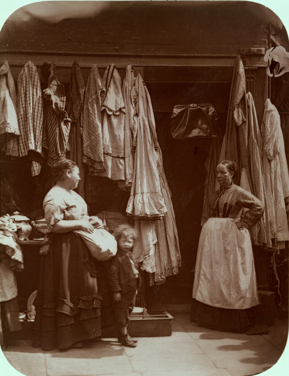 A loja de roupa velha, Seven Dials, de &39;Street Life in London&39;, 1877-78 (woodburytype) de John Thomson