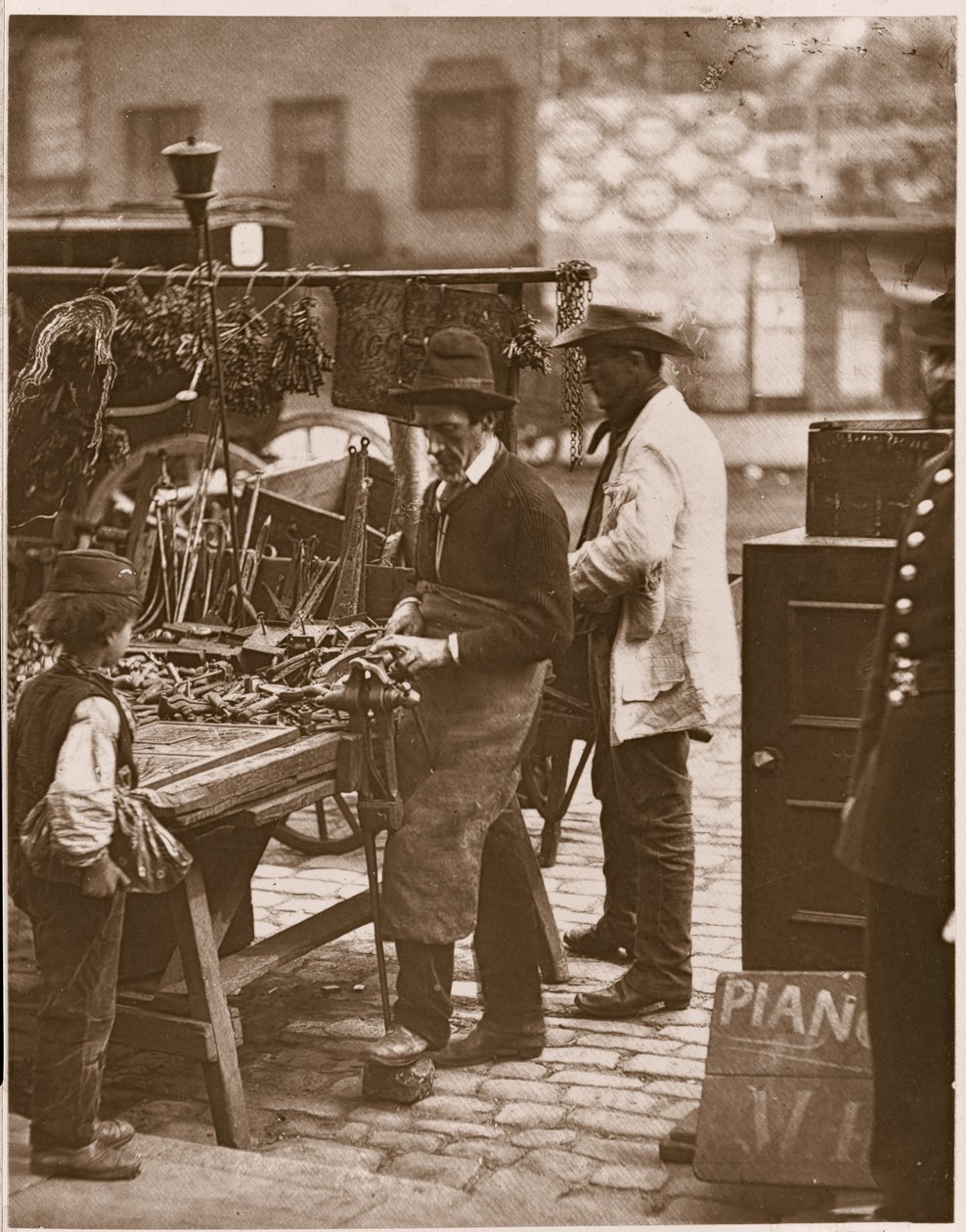 The Street Locksmith, de &39;Street Life in London&39;, 1877-78 (woodburytype) de John Thomson