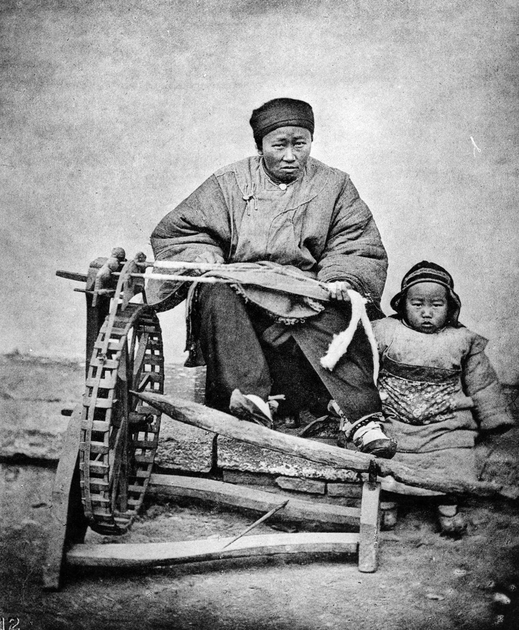 Mulher e criança com roda de fiar, c.1870s de John Thomson