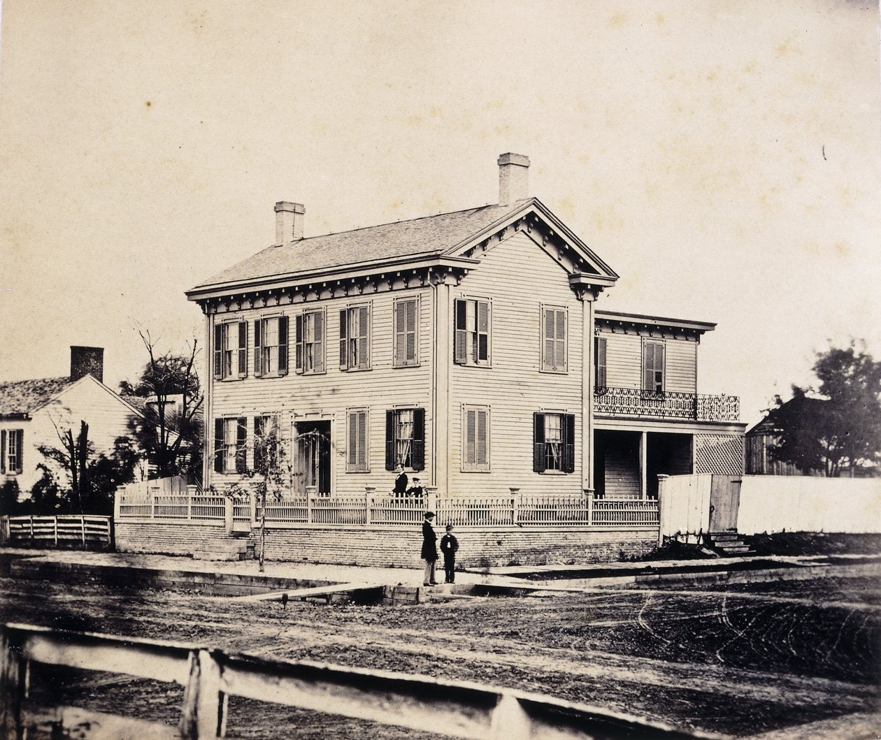 Abraham Lincoln posando diante de sua casa em Springfield, Massachusetts, c.1860s-1870 (impressão de albume) de John Adams Whipple