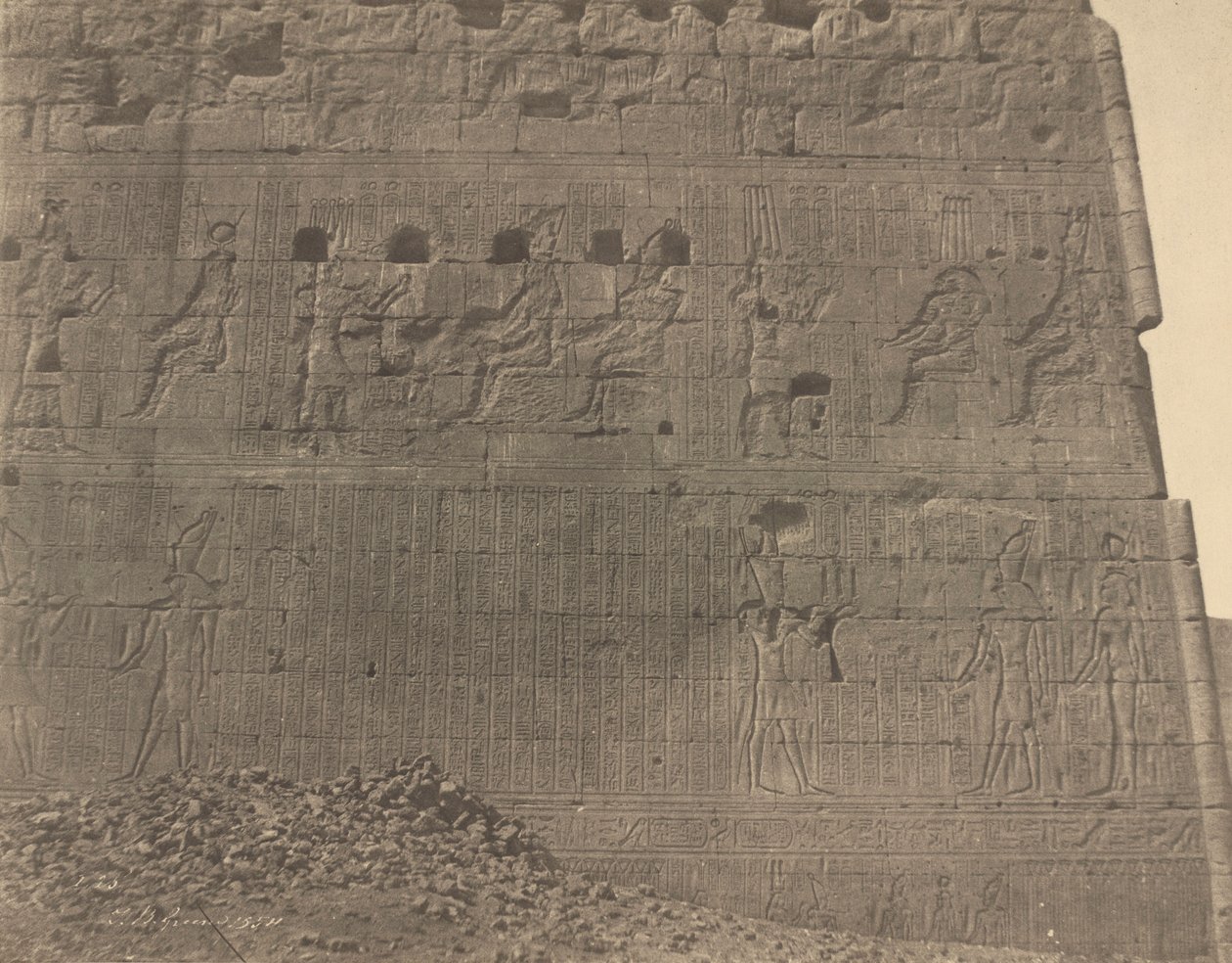 Edfu-Esculturas e inscrições na face oriental,1854 (foto) de John Beasley Greene