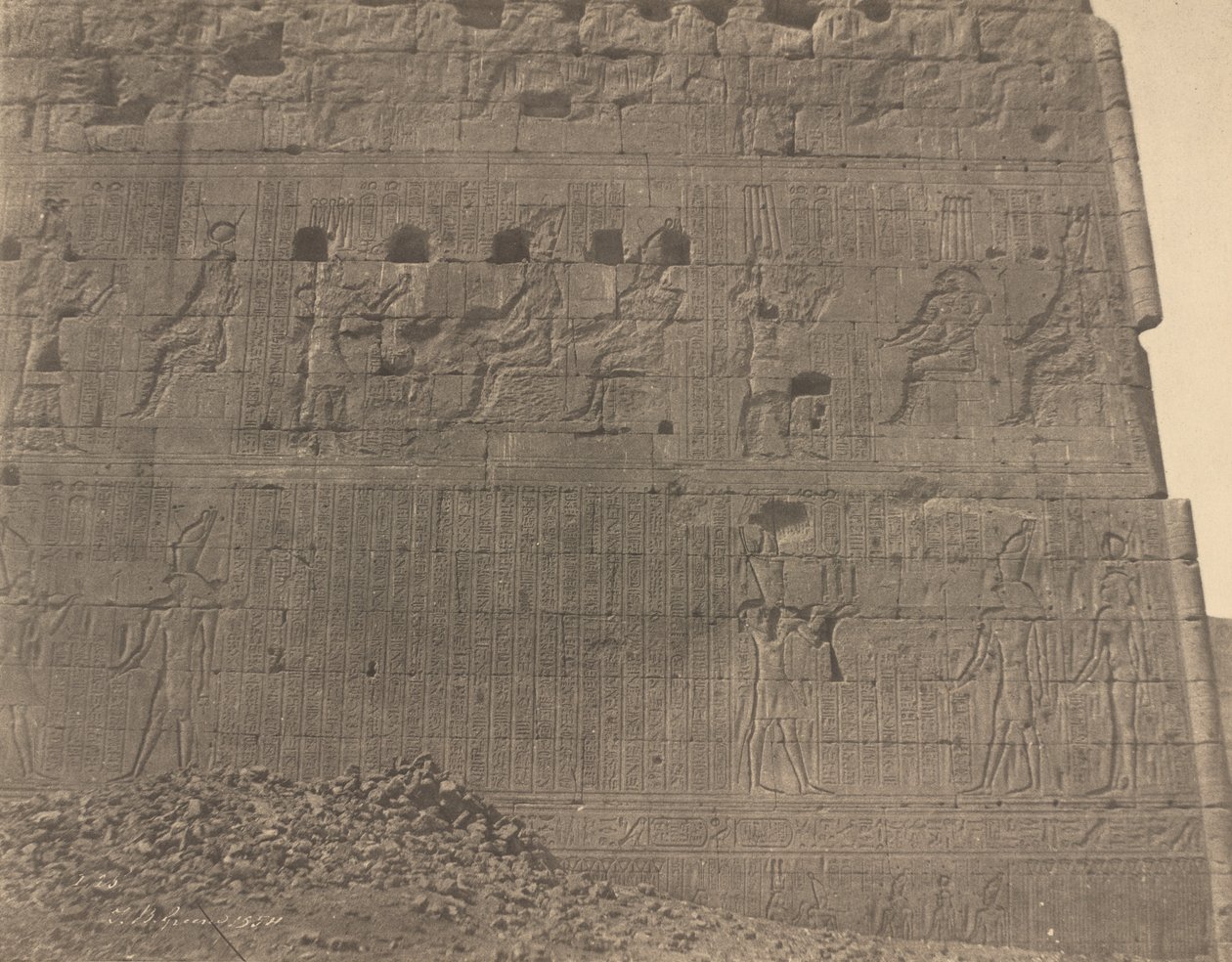 Edfu-Esculturas e Inscrições na Face Oriental, 1854. de John Beasley Greene