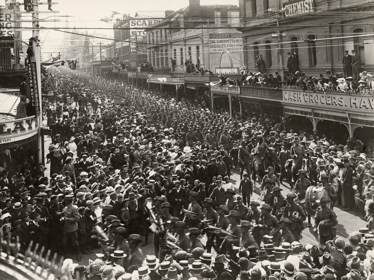 O 12º Batalhão, AIF, marchando pela cidade antes de embarcar para serviço no exterior, Hobart, Tasmânia, 14 de outubro de 1914 de John Beattie