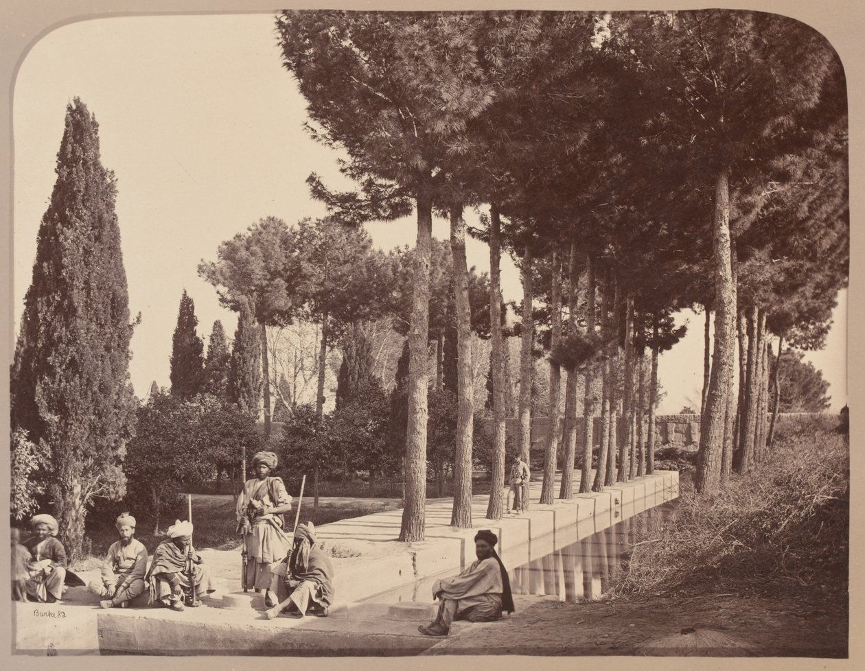 Tribos afegãs descansam nos jardins de Babur, Jalalabad, 1878 de John Burke