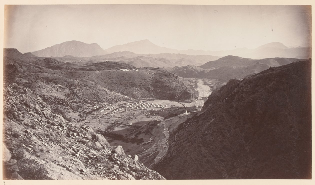  Vista geral de Ali Musjid, olhando para trás em Peshawar , 1878 cerca de de John Burke