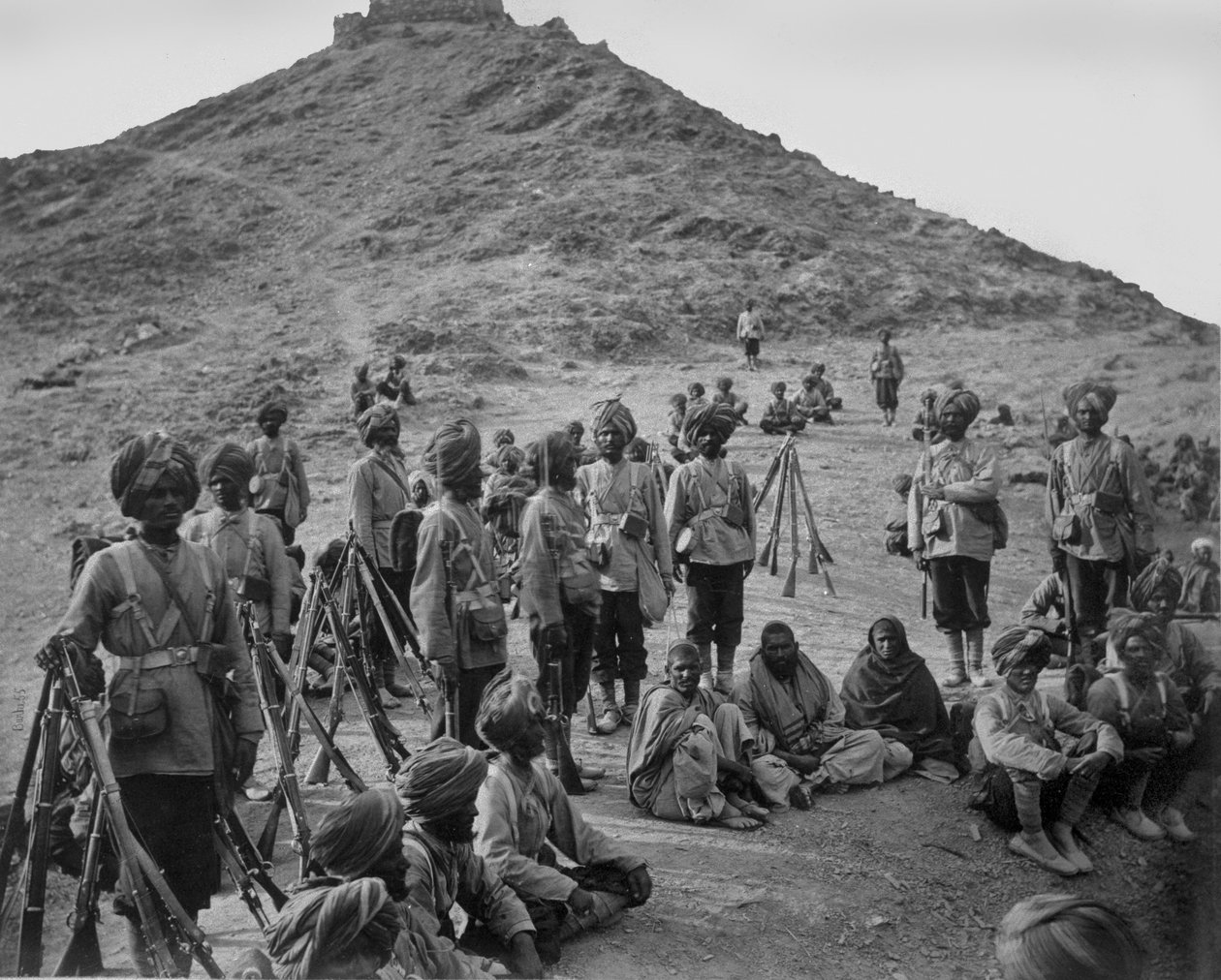 Parada de prisioneiros de Bassaule com uma escolta da 45ª Infantaria Nativa no Khurd Khyber, 1878-79 de John Burke