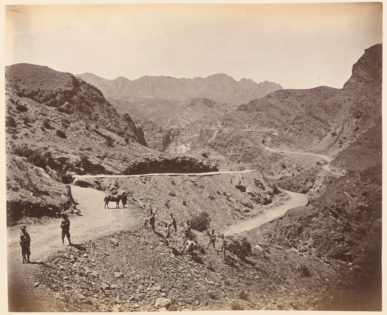 Landi Kotal Pass mostrando a estrada feita pelos próprios sapatas e mineiros Madras da rainha, 1878 por volta de de John Burke