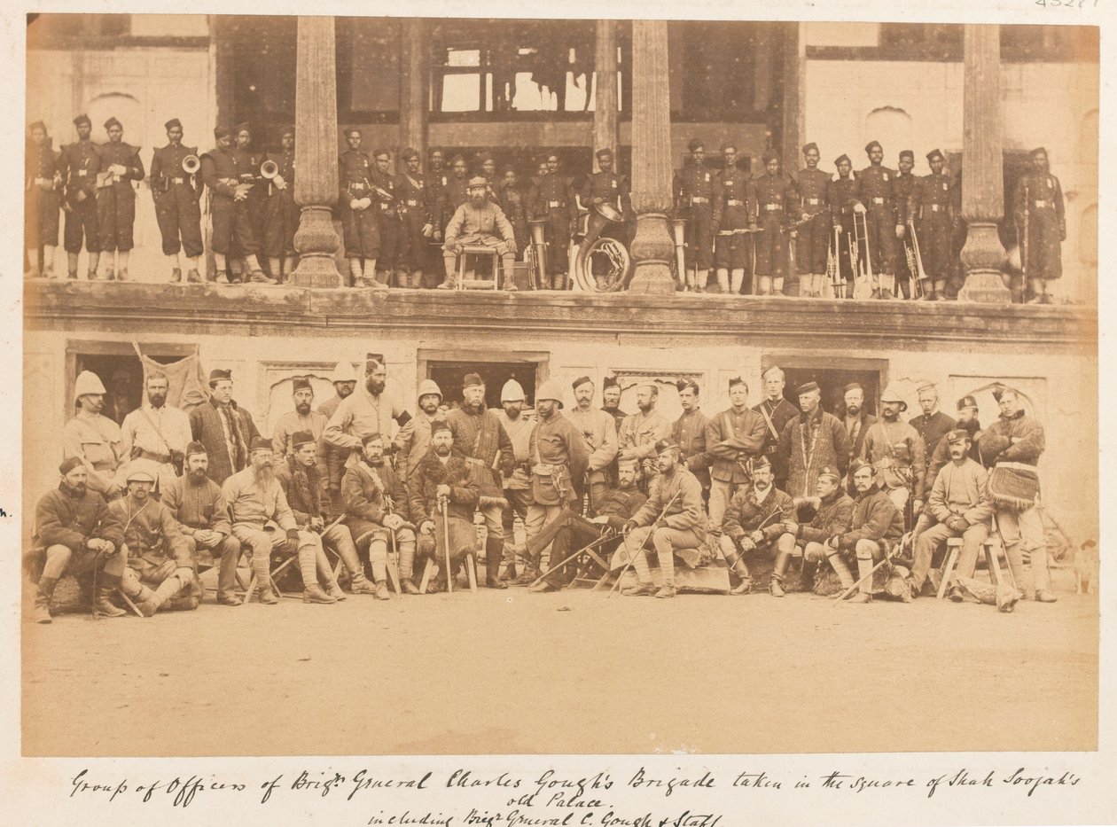 Oficiais e homens da brigada general de brigada Gough tirados na praça do palácio do xá Shujah, 1880 de John Burke