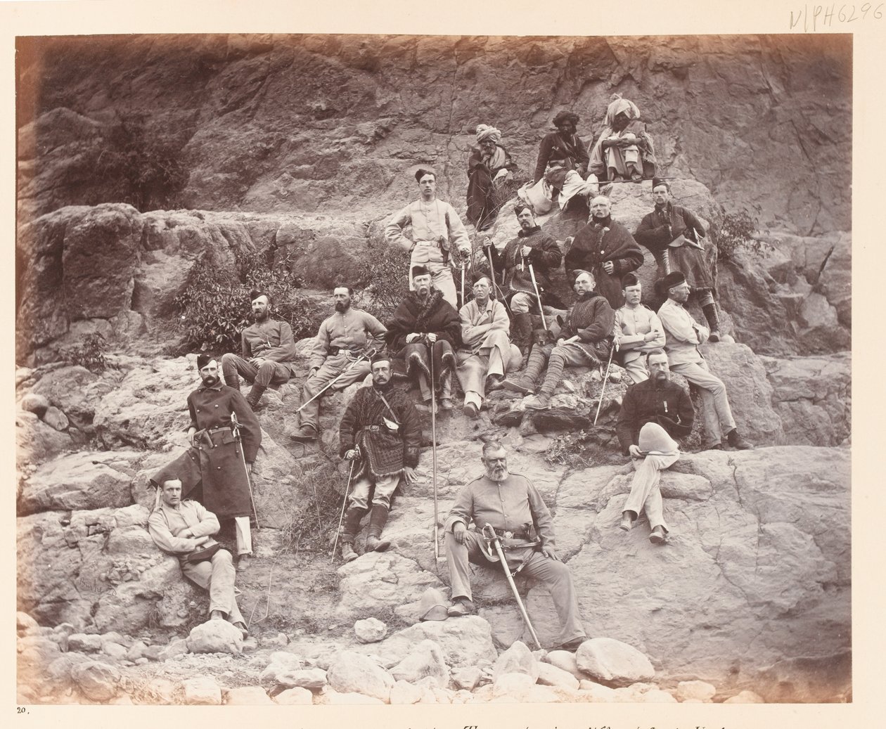  Oficiais do 51º Regimento de Sultan Tarra, mostrando diferentes uniformes de serviço usados , 1878 de John Burke