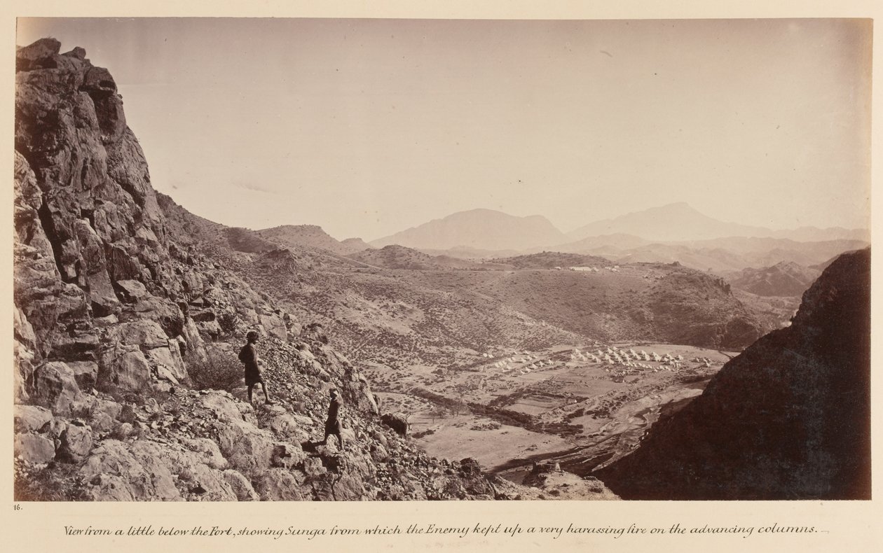  Vista de um pouco abaixo do forte, mostrando Sunga de onde o inimigo manteve um fogo muito assediante nas colunas que avançavam , 1878 de John Burke