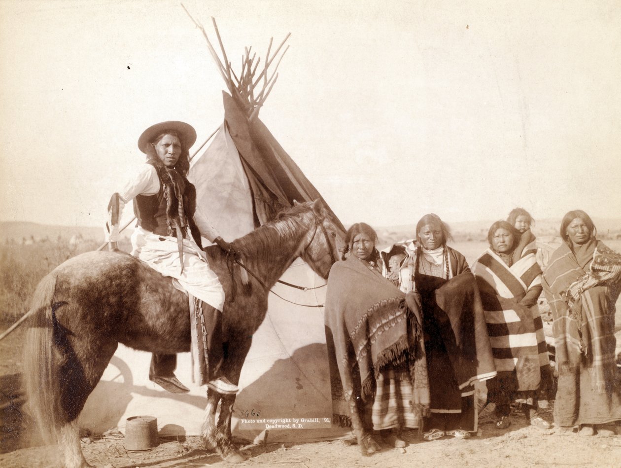 Mulheres indianas de Lakota no tepee, 1891 de John C. H. Grabill