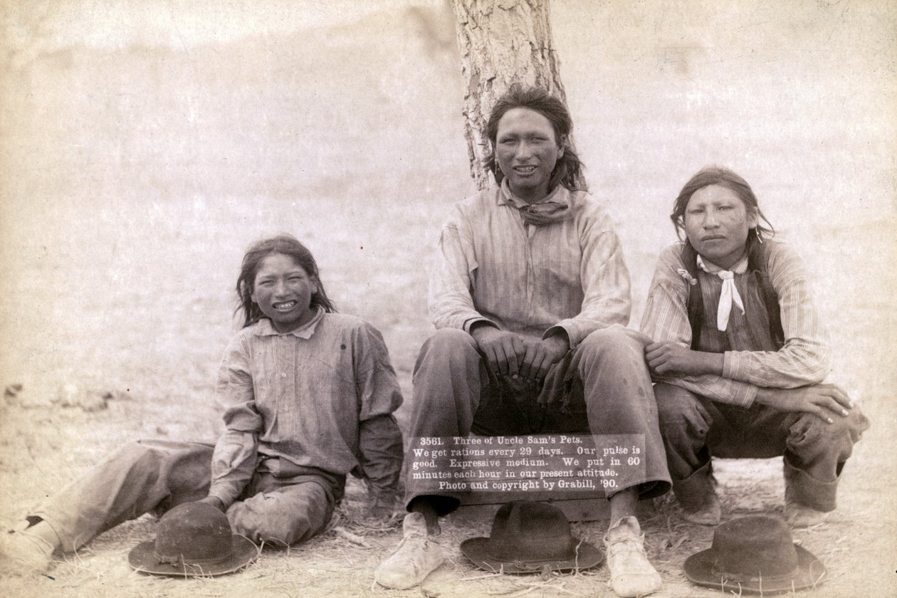 Três garotos adolescentes Lakota em roupas ocidentais, 1891 de John C. H. Grabill