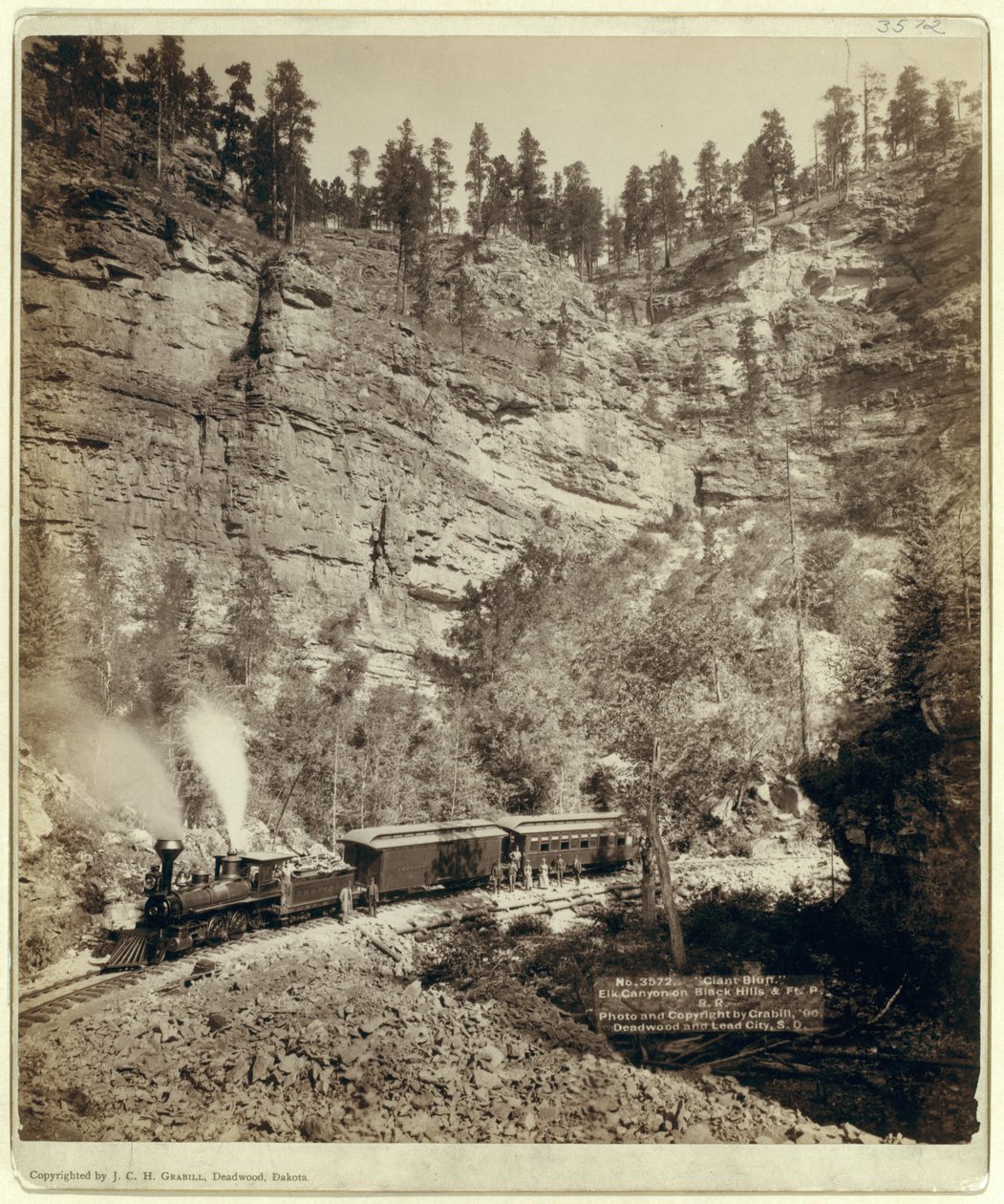 Trem passando pelo Elk Canyon (foto a p/b) de John C. H. Grabill