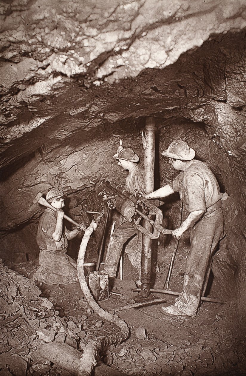 Uma extremidade de perfuração de rocha, mina East Pool, ilustração de "Mongst mines and miners, ou Underground Scenes by Flash-Light" de J.C. Burrows e William Thomas, pub. 1893 (foto sépia) de John Charles Burrow