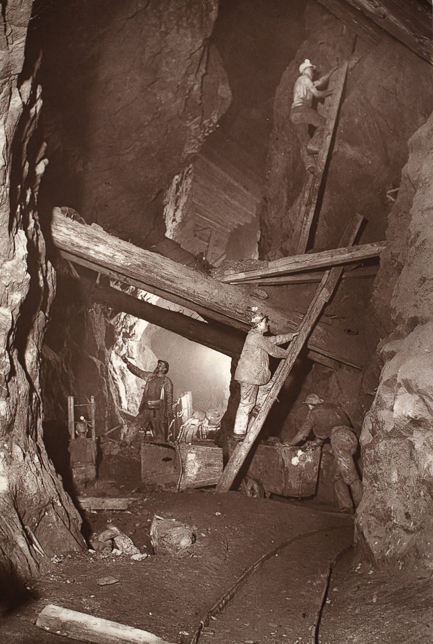 The 180 at East Pool mine, ilustração de "Mongst mines and miners, or Underground Scenes by Flash-Light" de J.C. Burrows e William Thomas, pub. 1893 (foto sépia) de John Charles Burrow