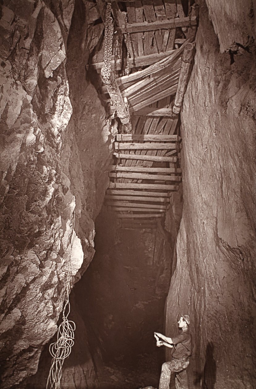 The 375 at Dolcoath mine, ilustração de "Mongst mines and miners, or Underground Scenes by Flash-Light" de J.C. Burrows e William Thomas, pub. 1893 (foto sépia) de John Charles Burrow