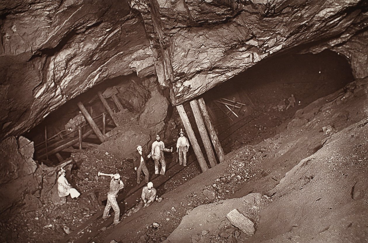 A estrada de bonde 70, mina East Pool, ilustração de "Mongst mines and miners, ou Underground Scenes by Flash-Light" de J.C. Burrows e William Thomas, pub. 1893 (foto sépia) de John Charles Burrow