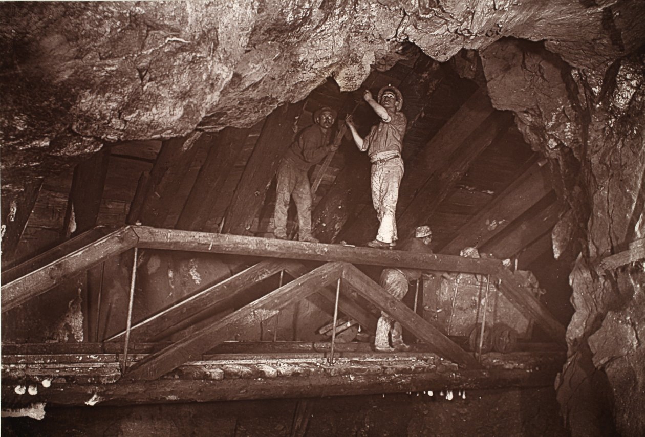 The Bridge, East Pool mine, ilustração de "Mongst mines and miners, or Underground Scenes by Flash-Light" de J.C. Burrows e William Thomas, pub. 1893 (foto sépia) de John Charles Burrow