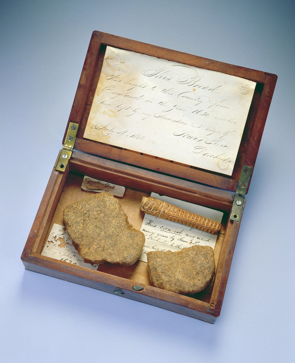 Relic box, de Dorchester, Massachusetts, 1835 (mogno e bétula) de John Clapp