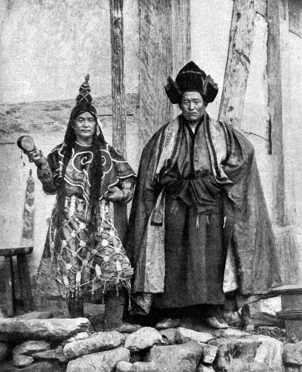 Padres lamistas de Sikkim vestindo roupas, mosteiro de Talung, Índia, 1922. de John Claude White