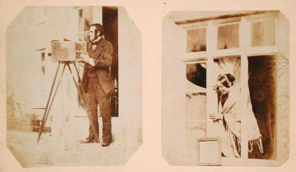 Auto-retrato à esquerda e Emma Thomasina Llewelyn (1808-81) imprimindo um negativo em papel ao sol à direita de John Dillwyn Llewelyn