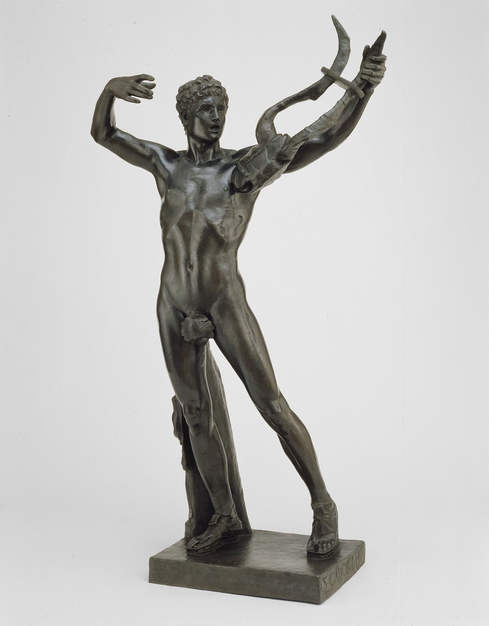 Jovem Sófocles liderando o Coro da Vitória após a Batalha de Salamina, modelado em 1885, fundido em 1911 (bronze com pátina verde) de John Donoghue