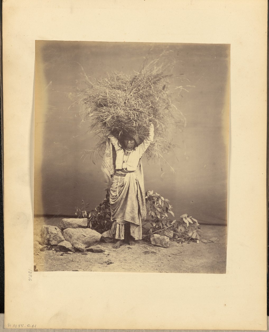 [Jovem camponesa indiana segurando galhos na cabeça]. de John Edward Saché