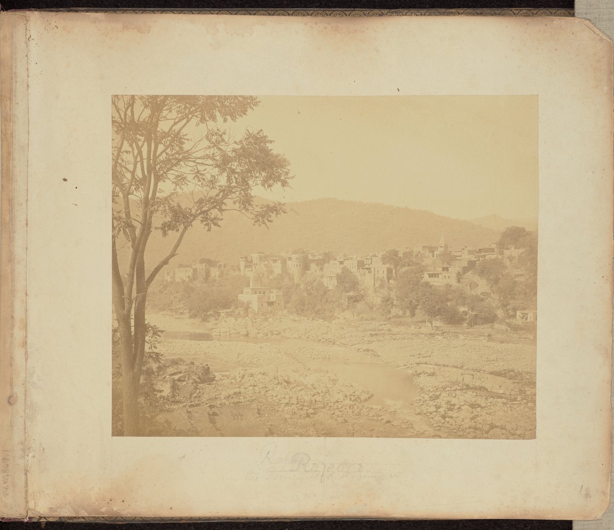 Rajaori. Na estrada de Poonch para Srinaggar de John Edward Saché