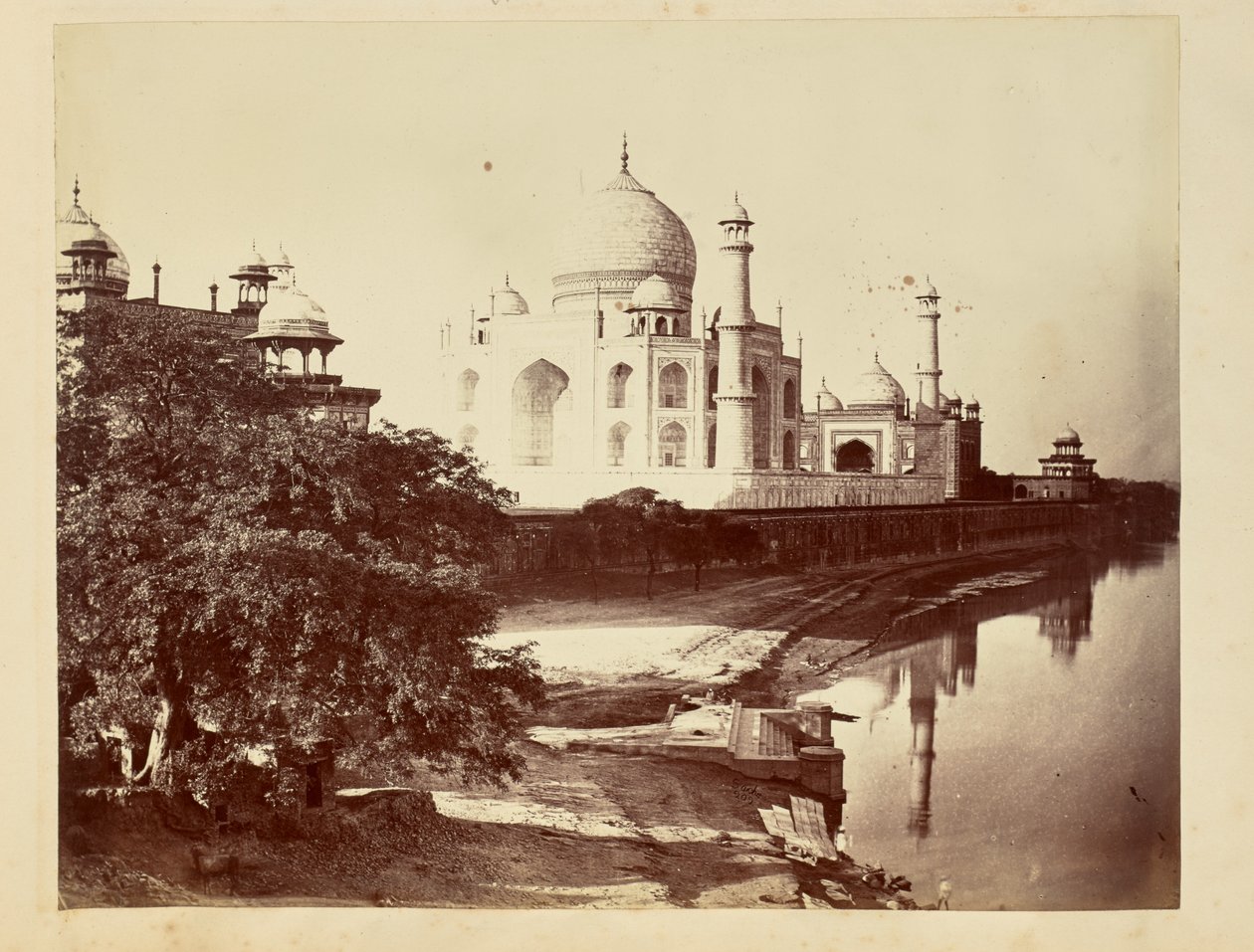 [Taj Mahal a partir das margens do rio Yamuna] de John Edward Saché