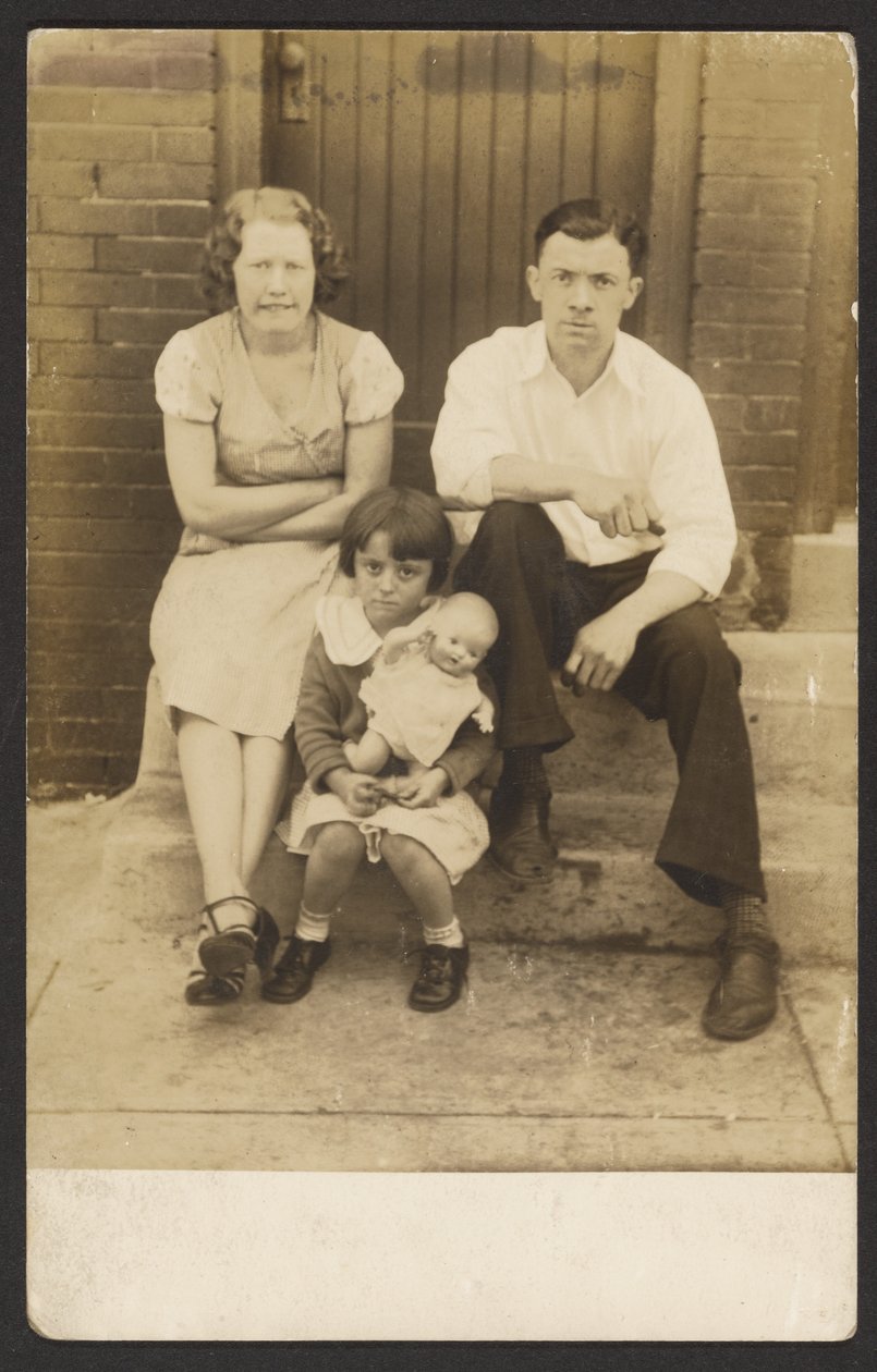 [Família com boneca na varanda]. de John Frank Keith