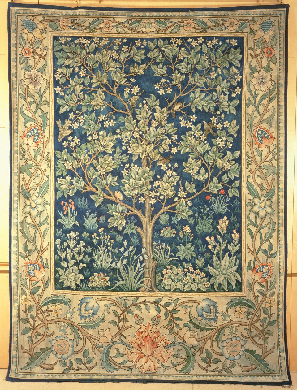 Tapeçaria Tree Portiere, feita para William Morris & Co., c.1909 de John Henry Dearle