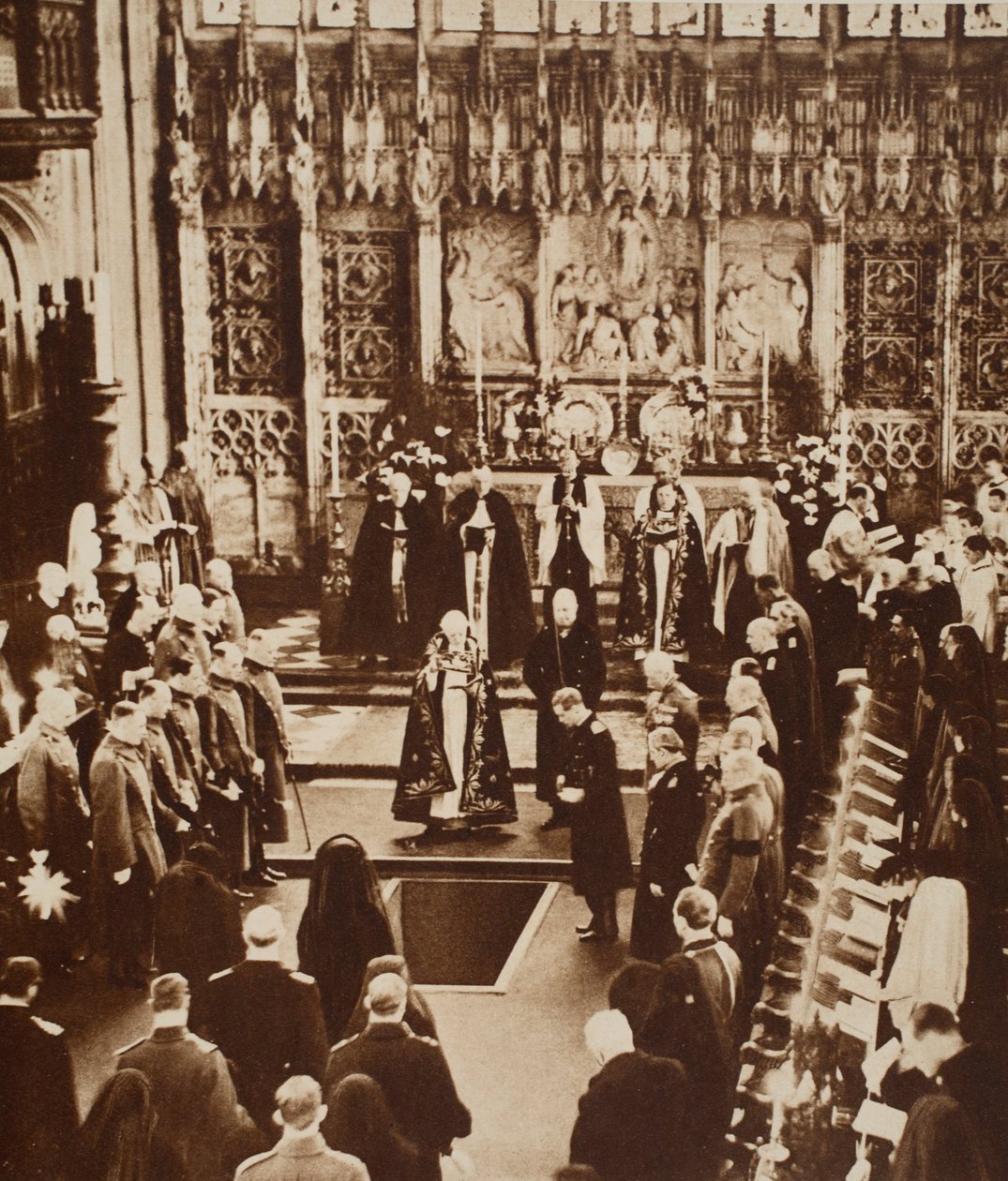 O Rei Edward VIII Polvilha a Terra no Caixão de Seu Pai, 1936 de John Hill