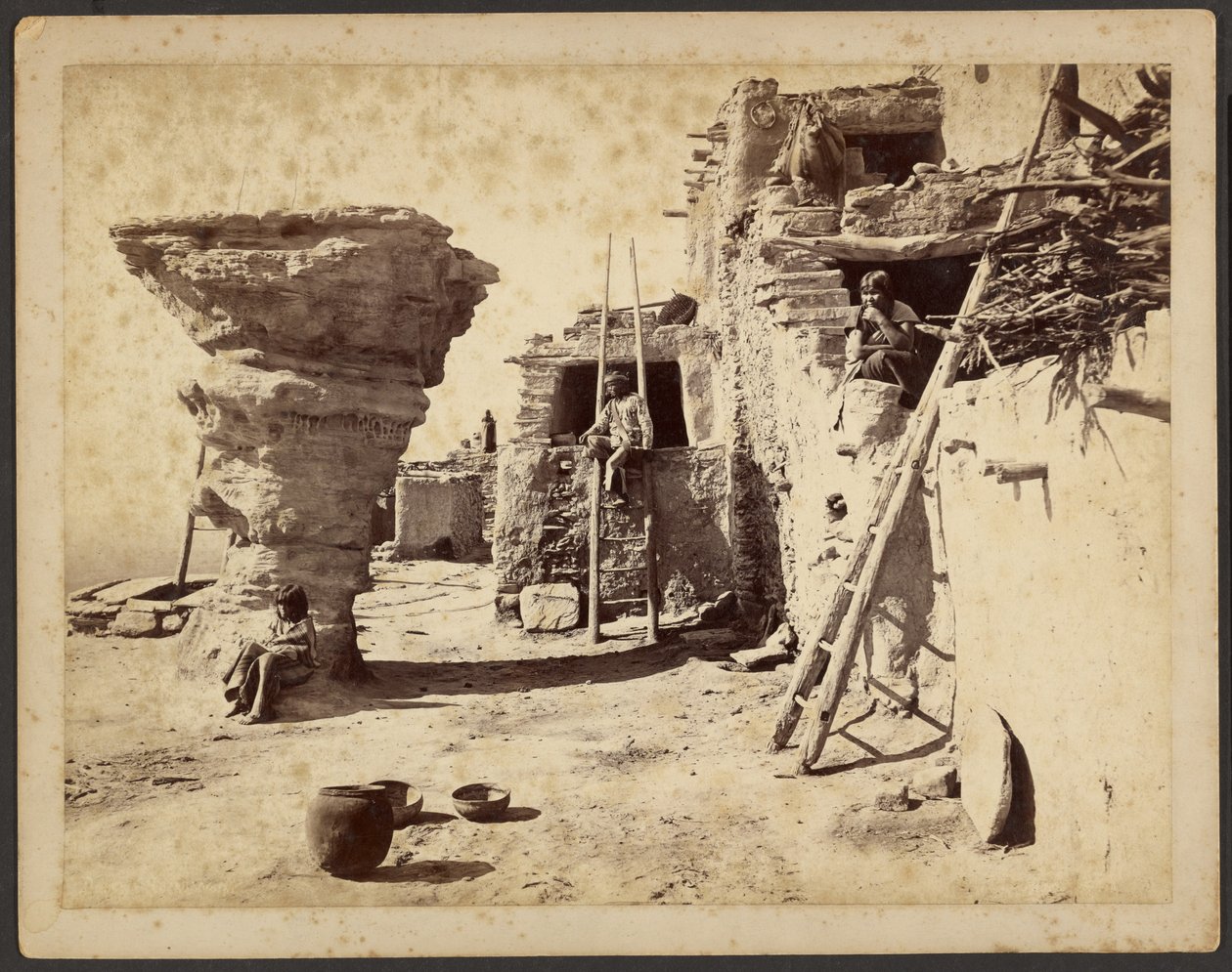 Rocha da dança no pueblo de Walpi, Arizona de John K. Hillers