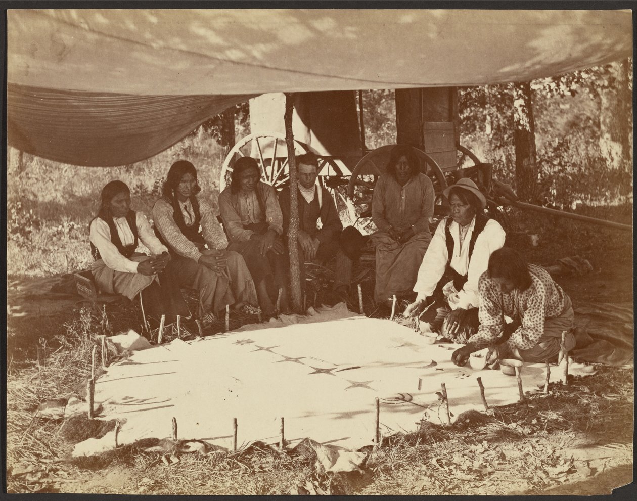 Kiowas a pintar uma veste, Fort Sill, Território Índio de John K. Hillers