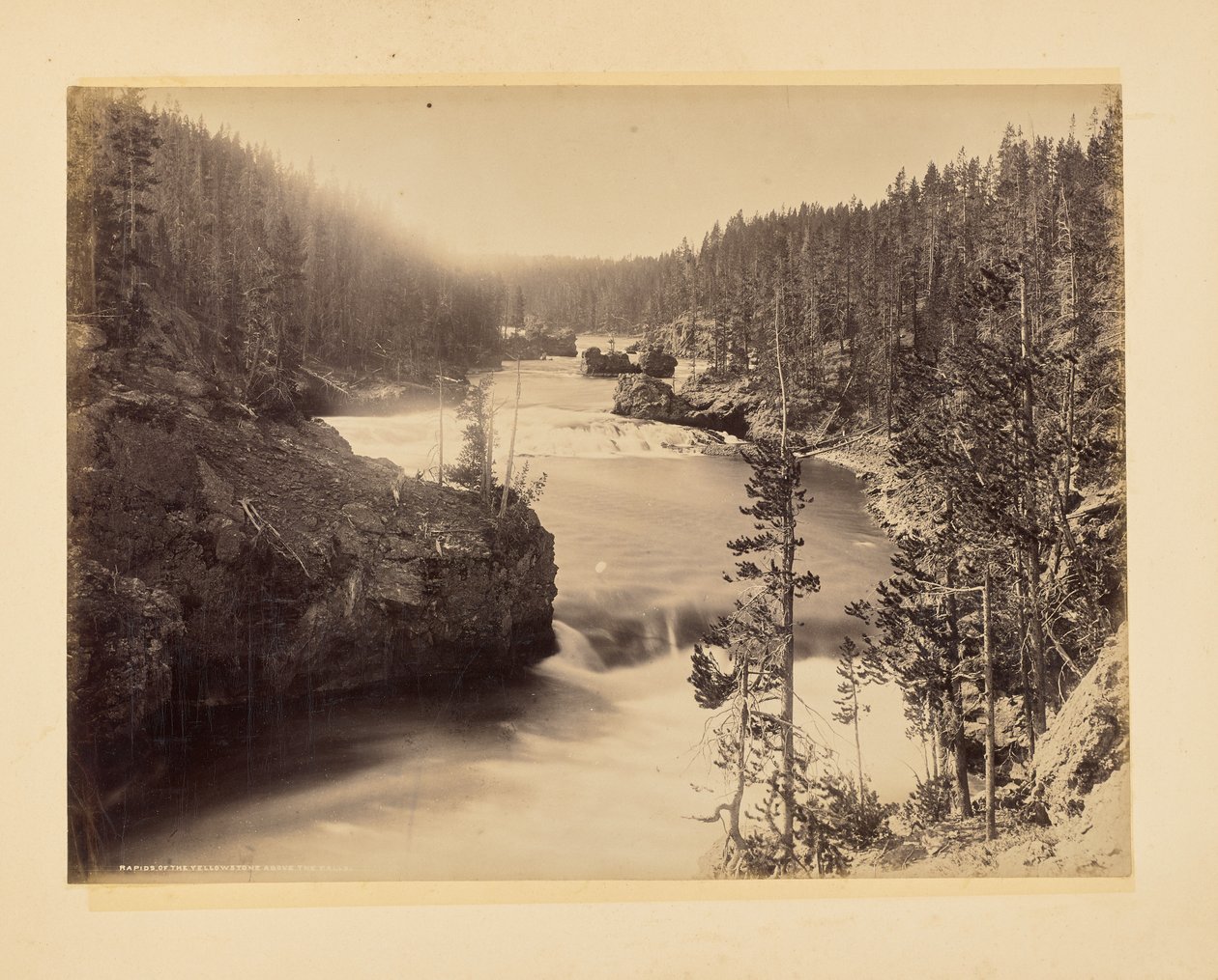 Rápidos do Yellowstone acima das cataratas de John K. Hillers